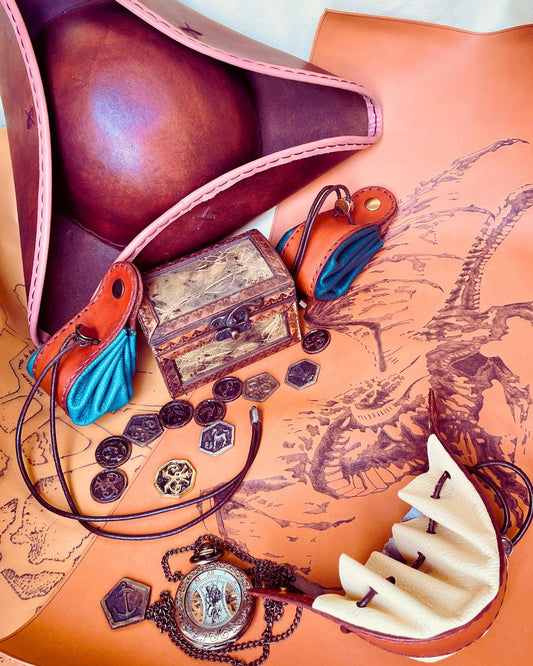 SteamVoyage-selezione di prodotti per il Latina Nerd Fest del 31 maggio e 1 giugno 2025-cappello per cosplay pirata in cuoio e sacchetti porta monete e portadadi in pelle, poster in pelle con incisione a laser di drago fantasy
