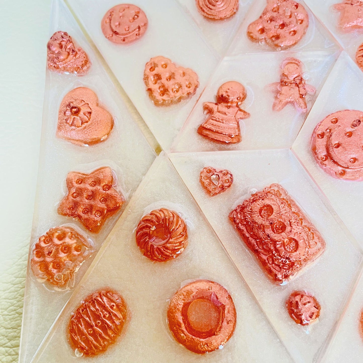 Bomboniera Tangram in resina bianca con dolciumi bronzo - dettaglio