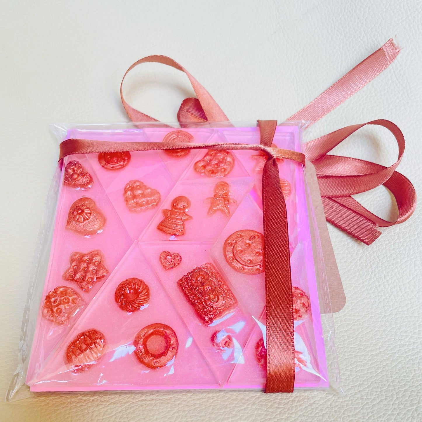 Bomboniera Tangram in resina bianca con dolciumi bronzo - versione rosa