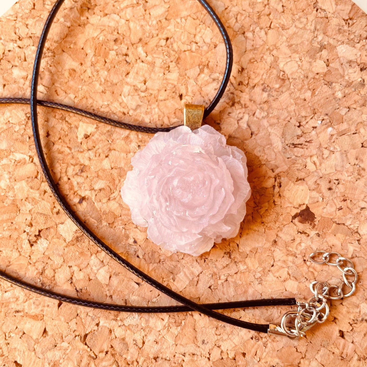 SteamVoyage - ciondolo in resina a forma di rosa con castone in ferro e collanina