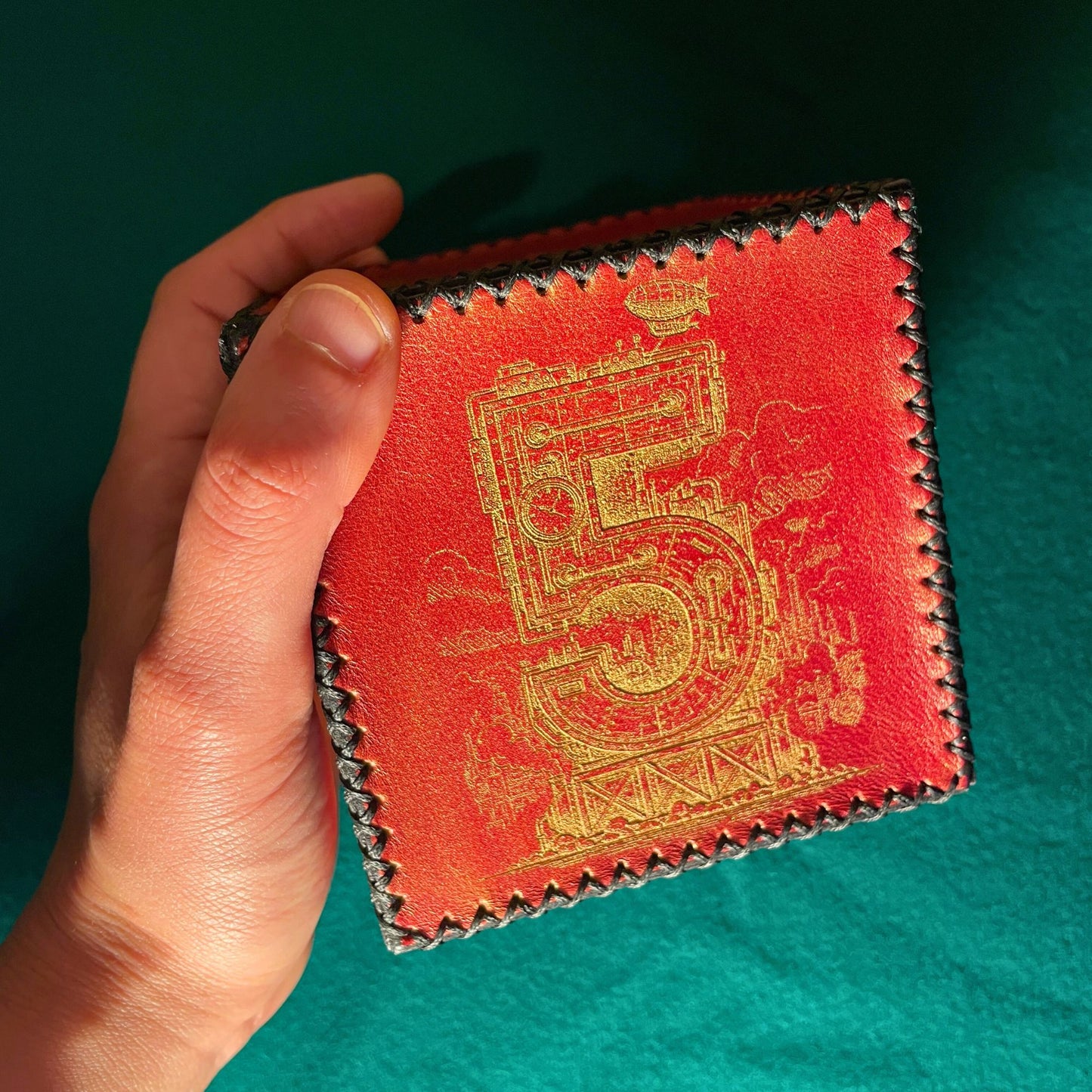SteamVoyage - dado a sei facce in cuoio rosso cucito a mano con numeri dorati in stile steampunk incisi al laser
