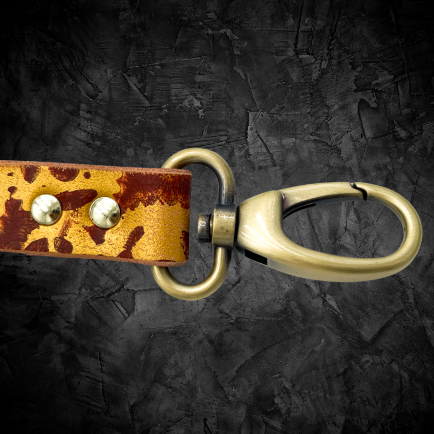steamvoyage-guinzaglio per cane di piccola taglia in cuoio dipinto con fantasia steampunk di ingranaggi oro azzurro e marrone con gancio ottonato