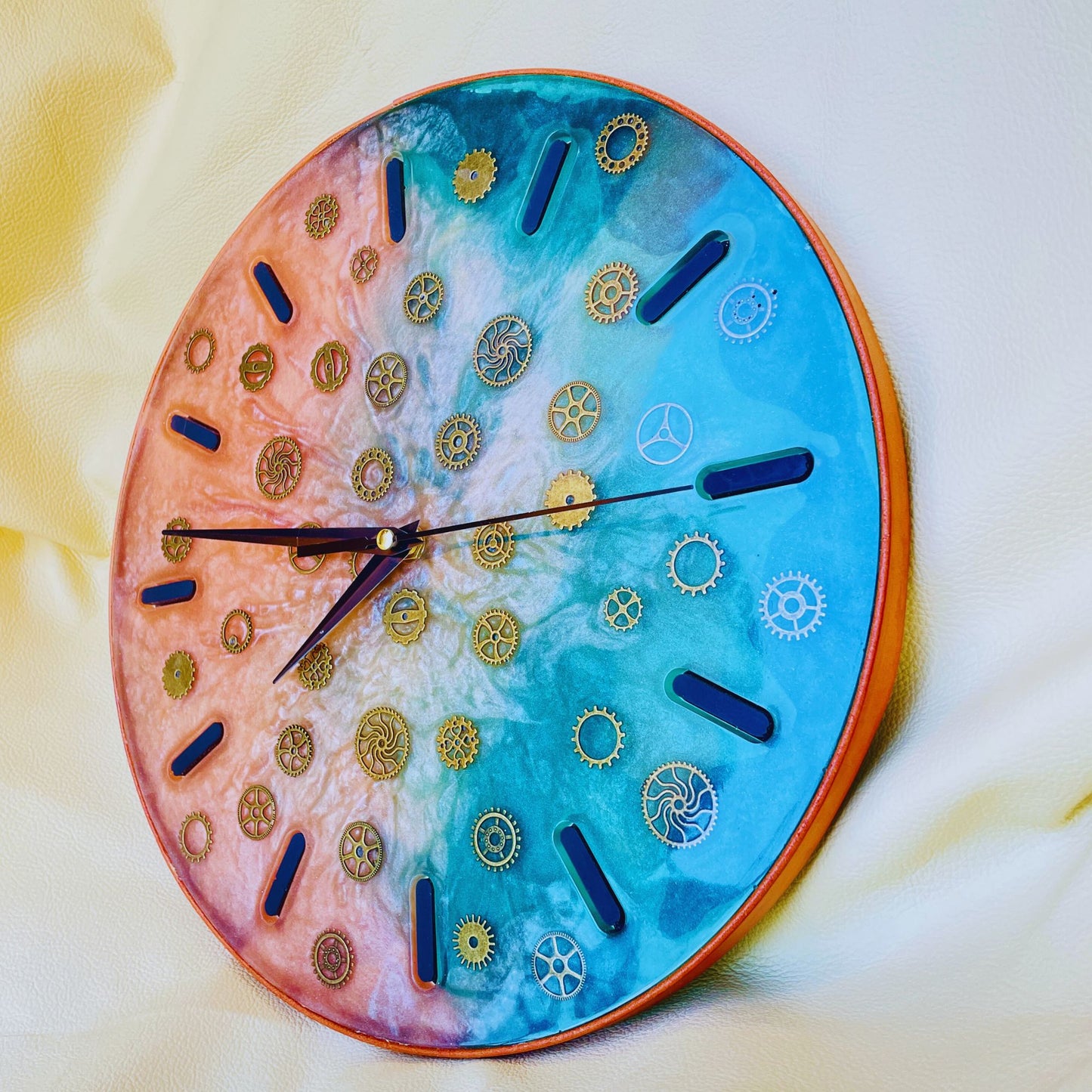 SteamVoyage-Orologio Steampunk da muro a batteria in resina epossidica rosa e verde con inserti di ingranaggi in ferro bronzato e struttura di resina epossidica nera bordata di cuoio conciato al vegetale.