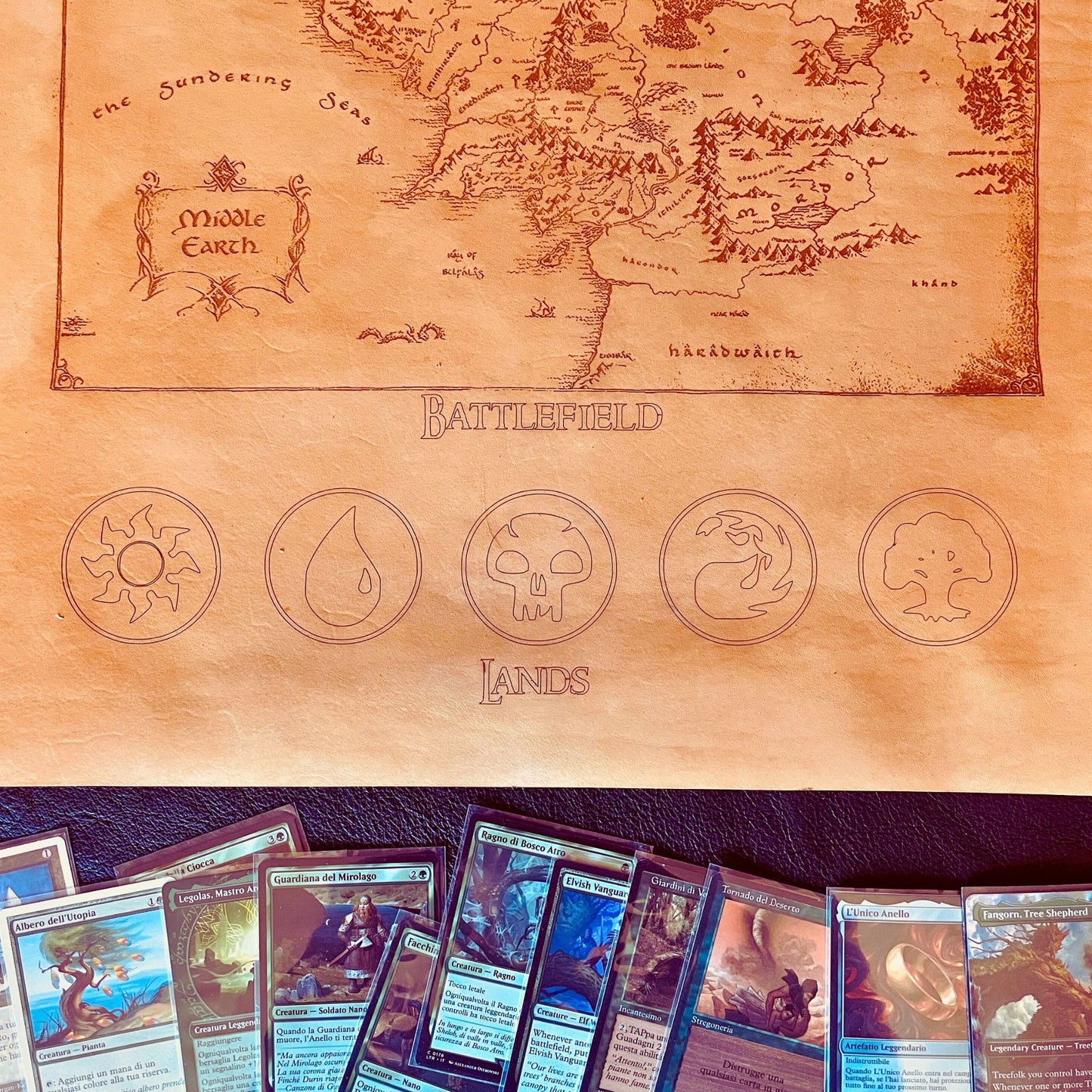 SteamVoyage - playmat in cuoio per Magic: The Gathering a tema Signore degli Anelli con incisione a laser della Terra di Mezzo nel Battlefield e suddivisione delle aree di gioco