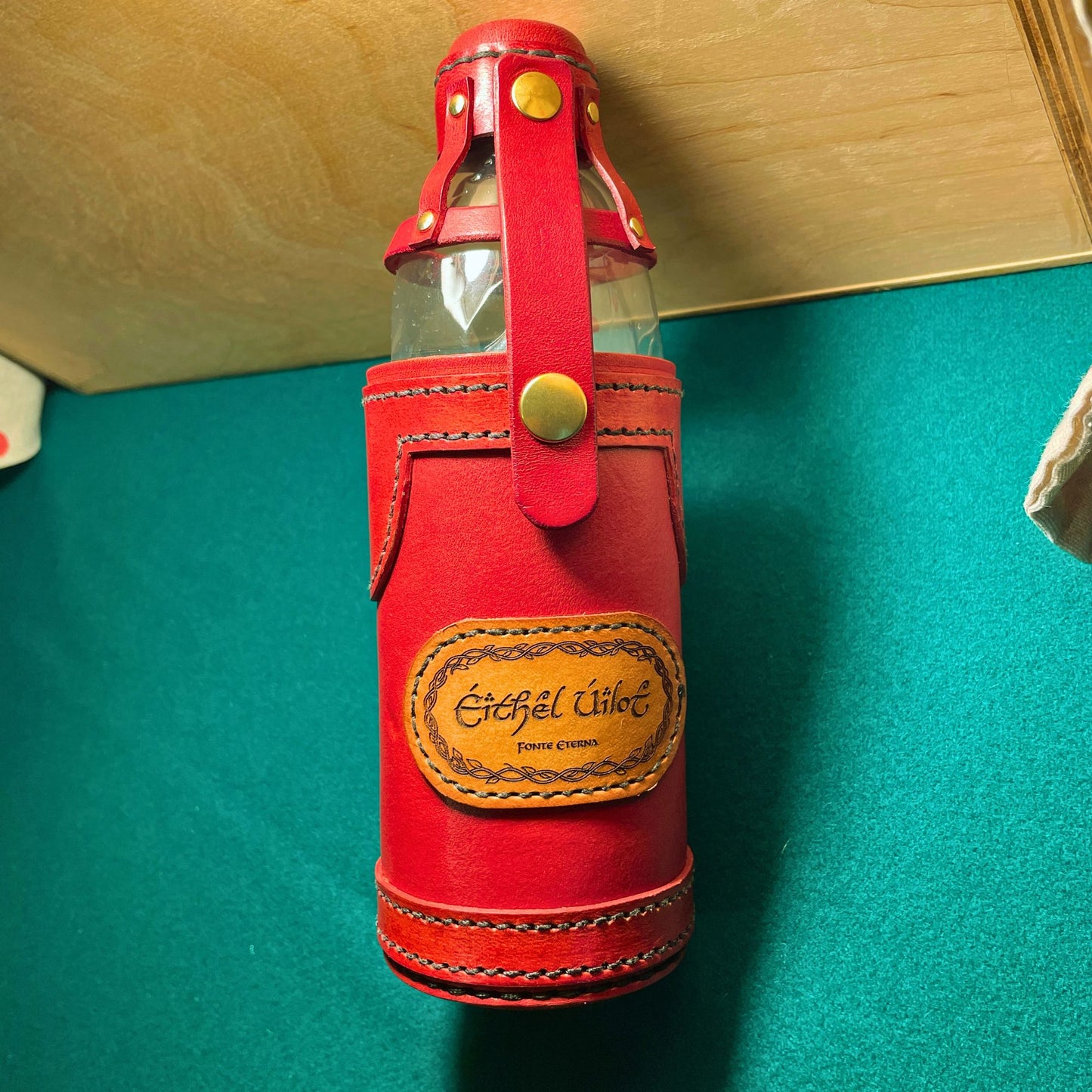 SteamVoyage - porta bogglie elfico in cuoio rosso per bottiglia da mezzo litro per cosplayers e giocatori di ruolo dal vivo con incisione scritta elfica e tappo smontabile