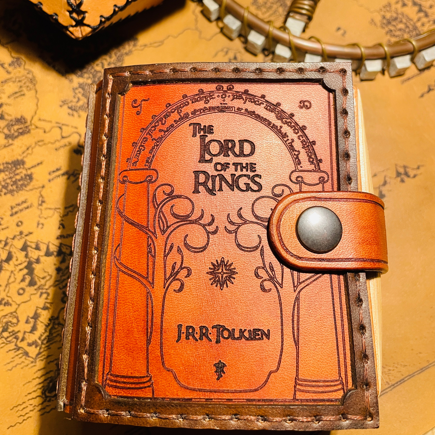 Porta mazzo in cuoio per mazzo commander di Magic, espansione Signore degli Anelli - con incisione a laser delle porte di Durin