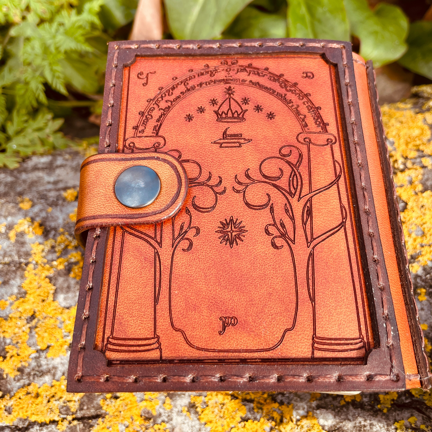Porta mazzo in cuoio per mazzo commander di Magic, espansione Signore degli Anelli - con incisione a laser delle porte di Durin e chiusura luminescente