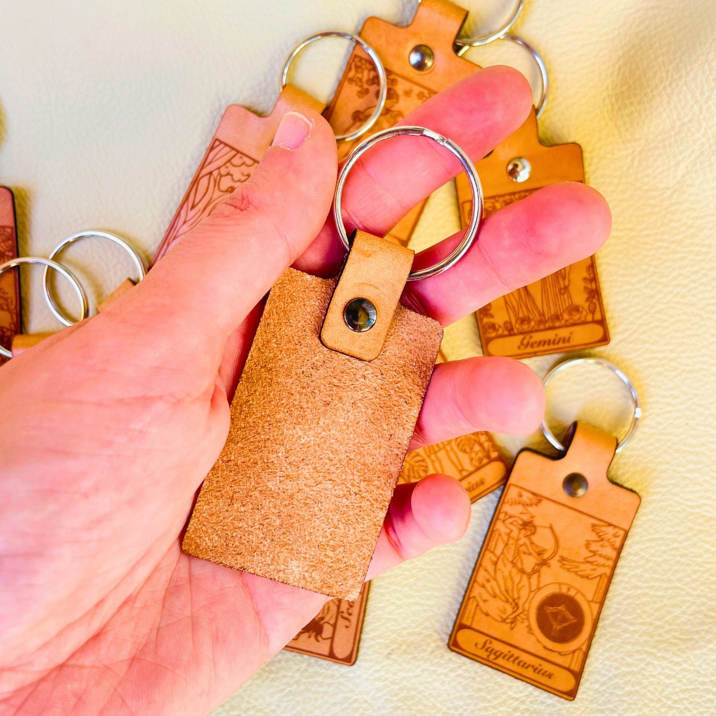 SteamVoyage - mini portachiavi in cuoio con immagini ispirate ai segni zodiacali e ai miti greci e romani che li raccontano - retro