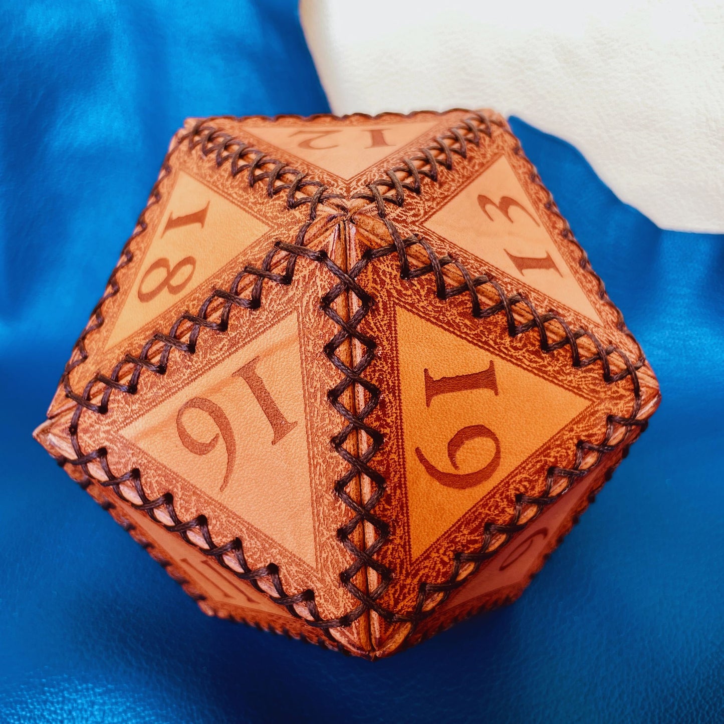 SteamVoyage - portadadi a forma di 20 in cuoio inciso a laser e cucito a mano perfetto anche come lancia dadi. Il porta dadi d20 contiene più di 100 dadi e può essere anch'esso utilizzato come un dado a venti facce