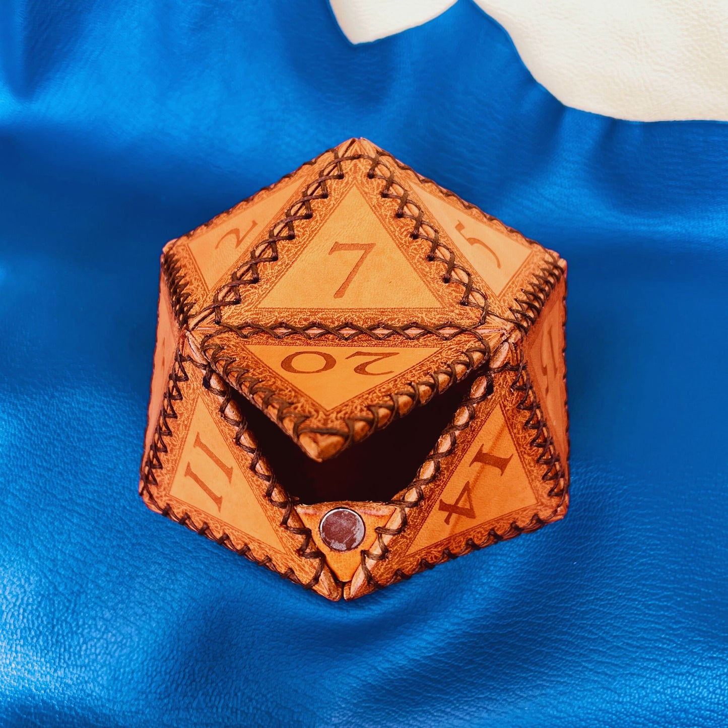 SteamVoyage - portadadi a forma di 20 in cuoio inciso a laser e cucito a mano perfetto anche come lancia dadi. Il porta dadi d20 contiene più di 100 dadi e può essere anch'esso utilizzato come un dado a venti facce