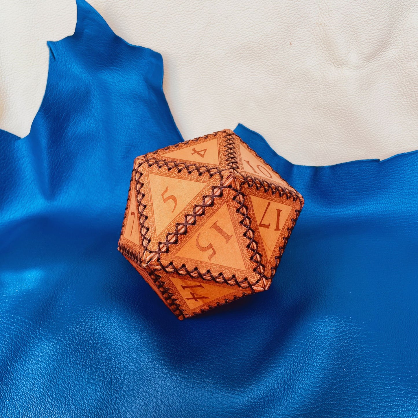 SteamVoyage - portadadi a forma di 20 in cuoio inciso a laser e cucito a mano perfetto anche come lancia dadi. Il porta dadi d20 contiene più di 100 dadi e può essere anch'esso utilizzato come un dado a venti facce