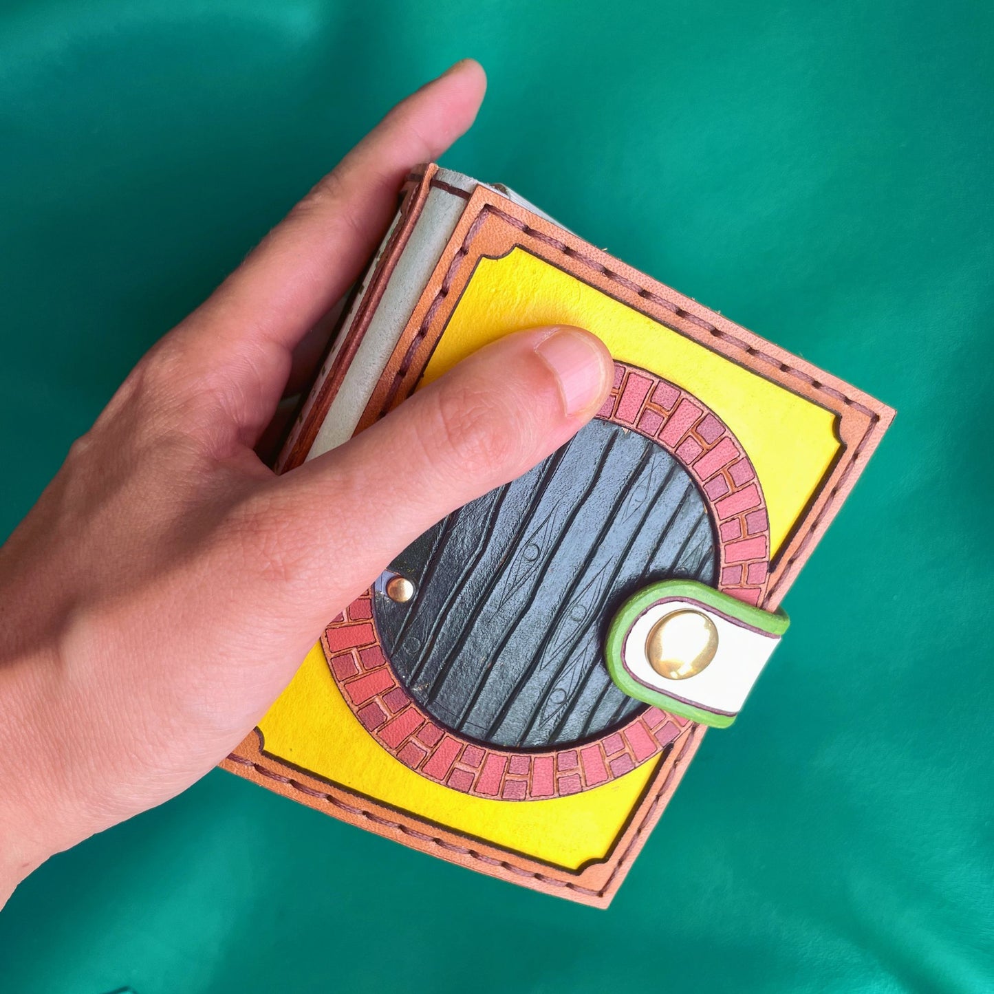 SteamVoyage - portamazzo per carte di Magic ispirato all'espansione di Magic the Gathering del Lo Hobbit in cuoio dipinto e cucito a mano per mazzo Commander con singola sleeve