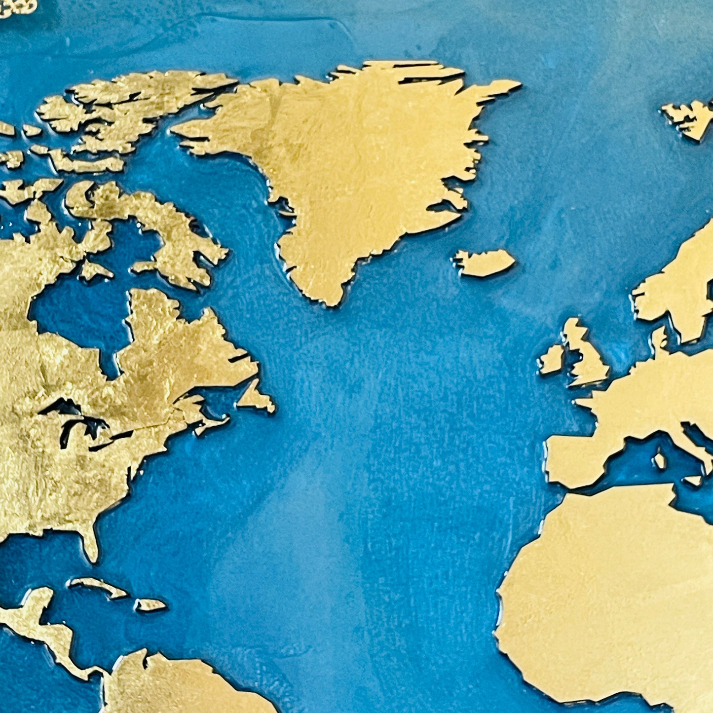 steamvoyage-quadro in legno con cornice in pelle mappa del mondo in foglia oro e mare in resina