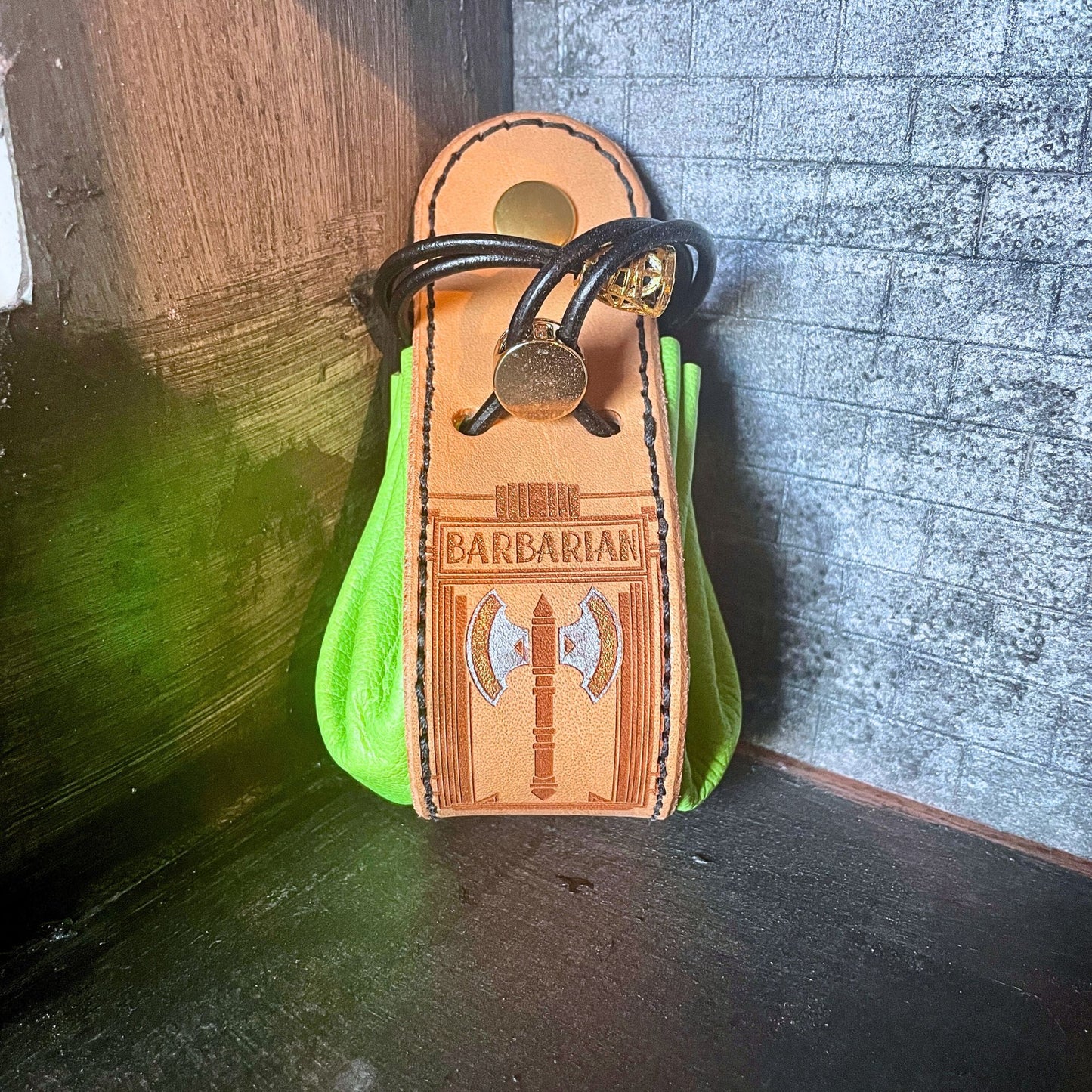 SteamVoyage - sacchetto porta dadi in cuoio e pelle crema, verde, rossa, nera o blu con incisione dipinta a mano di classi base di Dungeons and dragons - barbaro verde