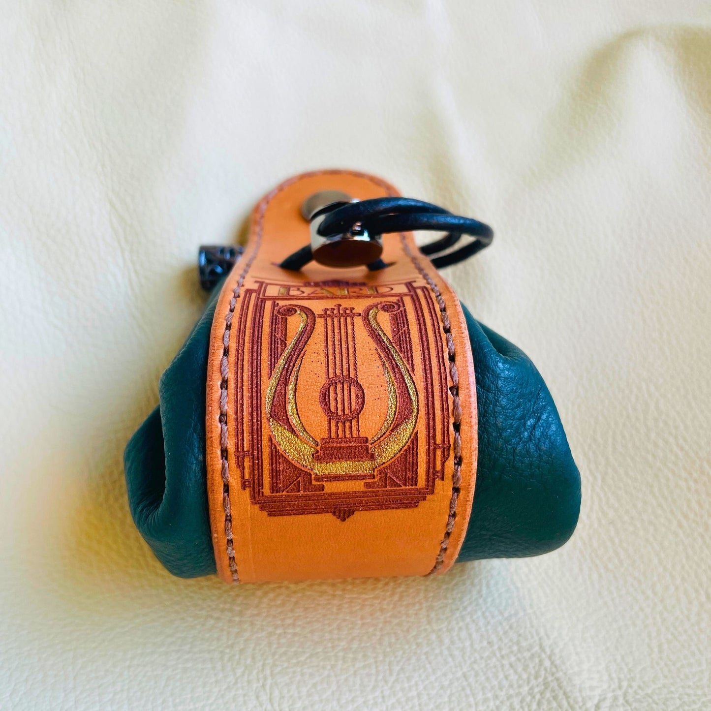 SteamVoyage - sacchetto porta dadi in cuoio e pelle crema, verde, rossa, nera o blu con incisione dipinta a mano di classi base di Dungeons and dragons - bardo, mago, chierico, ladro, guerriero