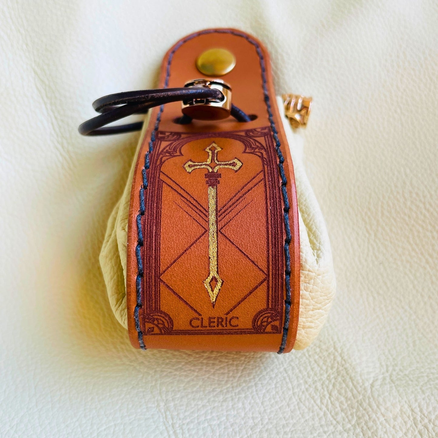 SteamVoyage - sacchetto porta dadi in cuoio e pelle crema, verde, rossa, nera o blu con incisione dipinta a mano di classi base di Dungeons and dragons - bardo, mago, chierico, ladro, guerriero