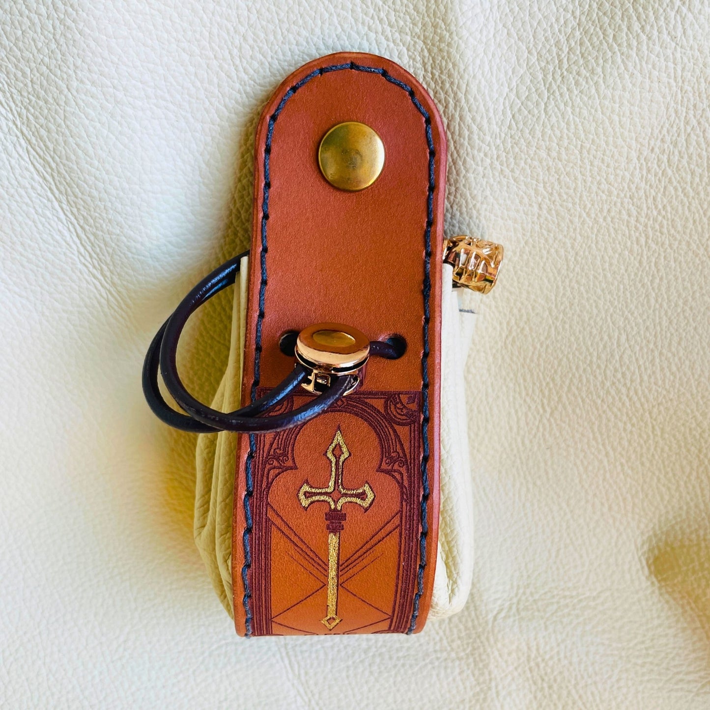 SteamVoyage - sacchetto porta dadi in cuoio e pelle crema, verde, rossa, nera o blu con incisione dipinta a mano di classi base di Dungeons and dragons - bardo, mago, chierico, ladro, guerriero