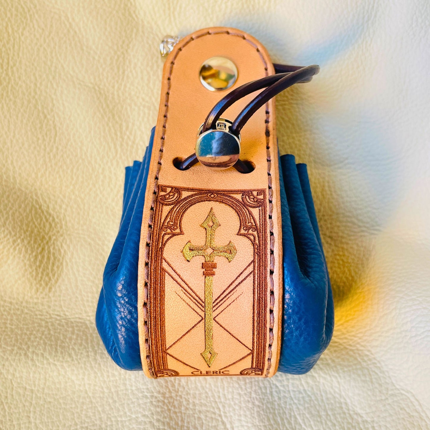 SteamVoyage - sacchetto porta dadi in cuoio e pelle crema, verde, rossa, nera o blu con incisione dipinta a mano di classi base di Dungeons and dragons - chierico blu