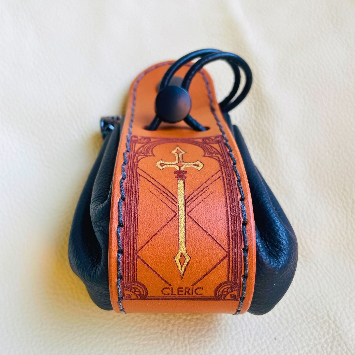 SteamVoyage - sacchetto porta dadi in cuoio e pelle crema, verde, rossa, nera o blu con incisione dipinta a mano di classi base di Dungeons and dragons - bardo, mago, chierico, ladro, guerriero