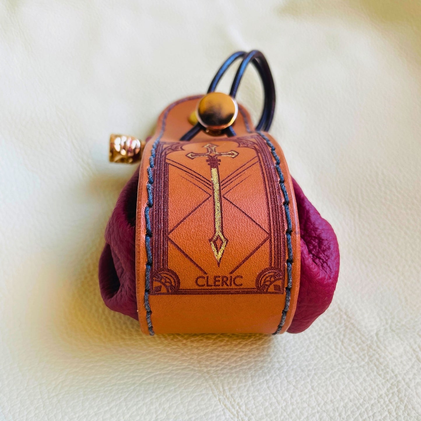 SteamVoyage - sacchetto porta dadi in cuoio e pelle crema, verde, rossa, nera o blu con incisione dipinta a mano di classi base di Dungeons and dragons - bardo, mago, chierico, ladro, guerriero