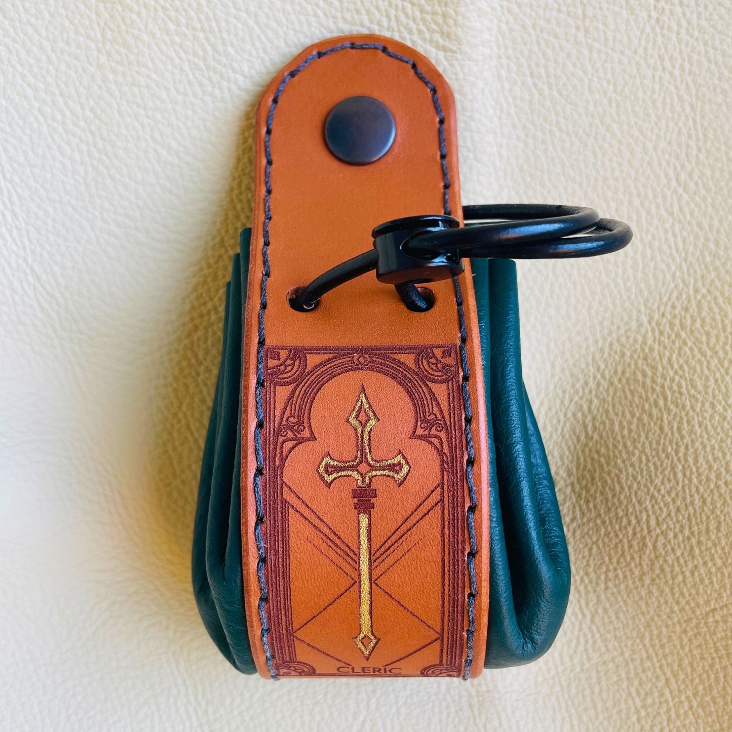 SteamVoyage - sacchetto porta dadi in cuoio e pelle crema, verde, rossa, nera o blu con incisione dipinta a mano di classi base di Dungeons and dragons - bardo, mago, chierico, ladro, guerriero