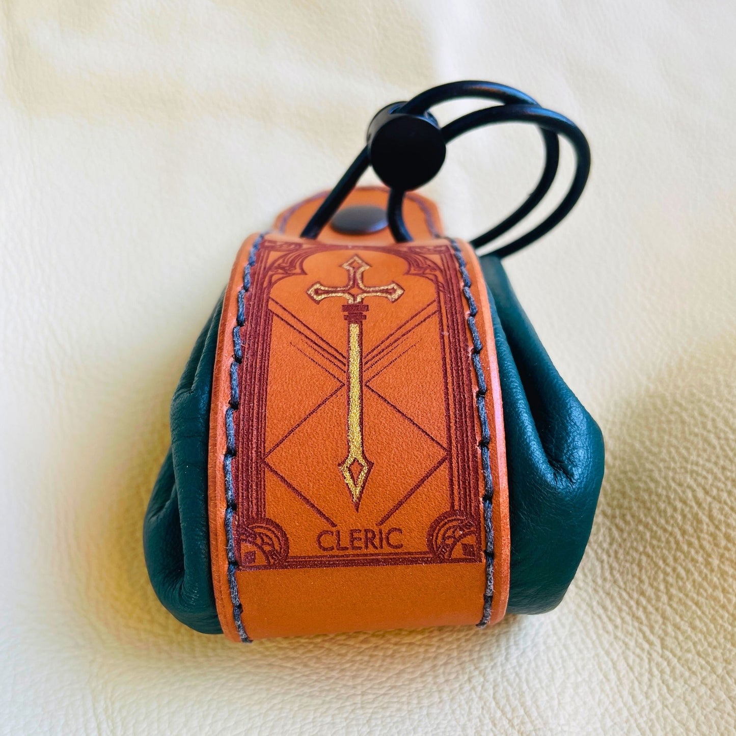 SteamVoyage - sacchetto porta dadi in cuoio e pelle crema, verde, rossa, nera o blu con incisione dipinta a mano di classi base di Dungeons and dragons - bardo, mago, chierico, ladro, guerriero