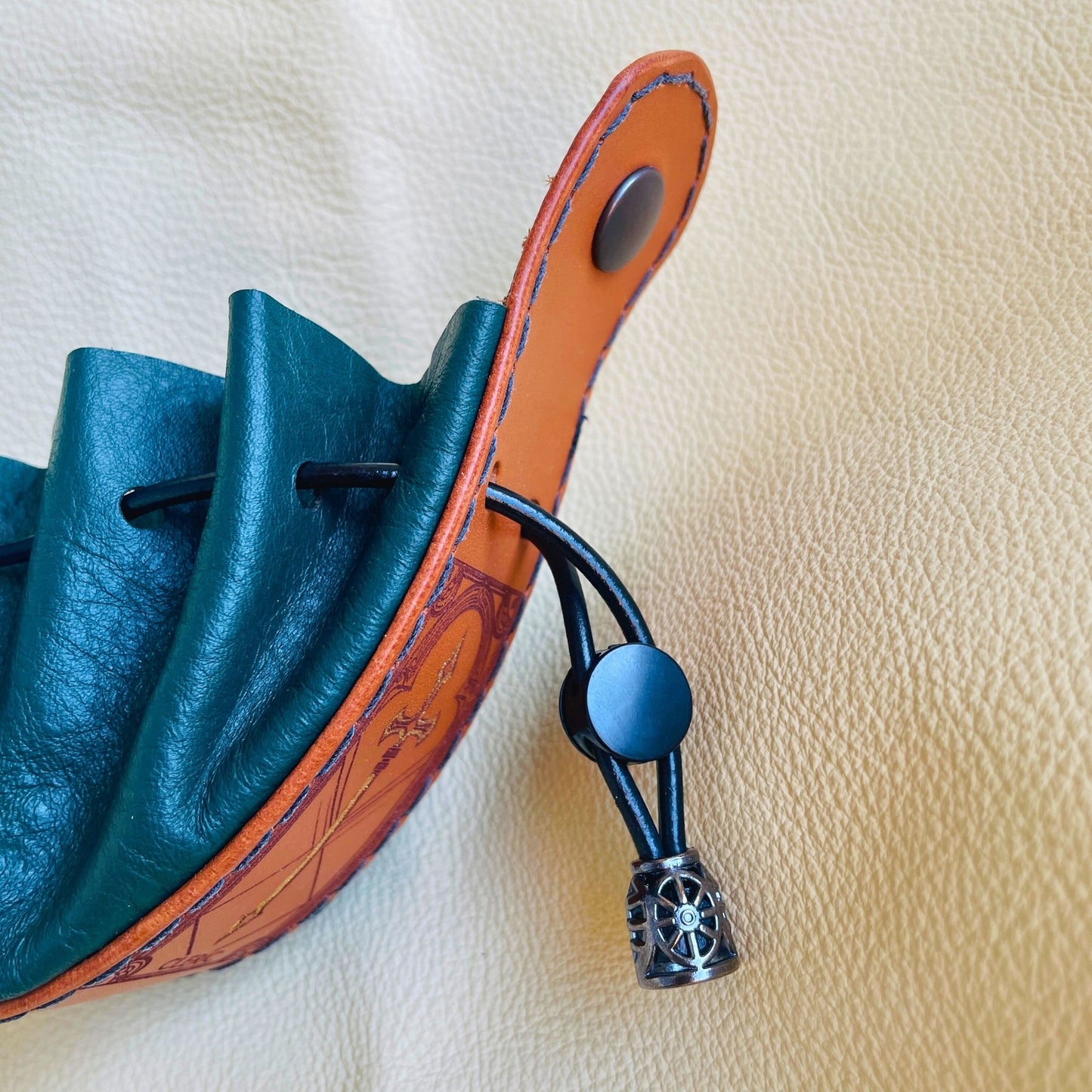 SteamVoyage - sacchetto porta dadi in cuoio e pelle crema, verde, rossa, nera o blu con incisione dipinta a mano di classi base di Dungeons and dragons - bardo, mago, chierico, ladro, guerriero