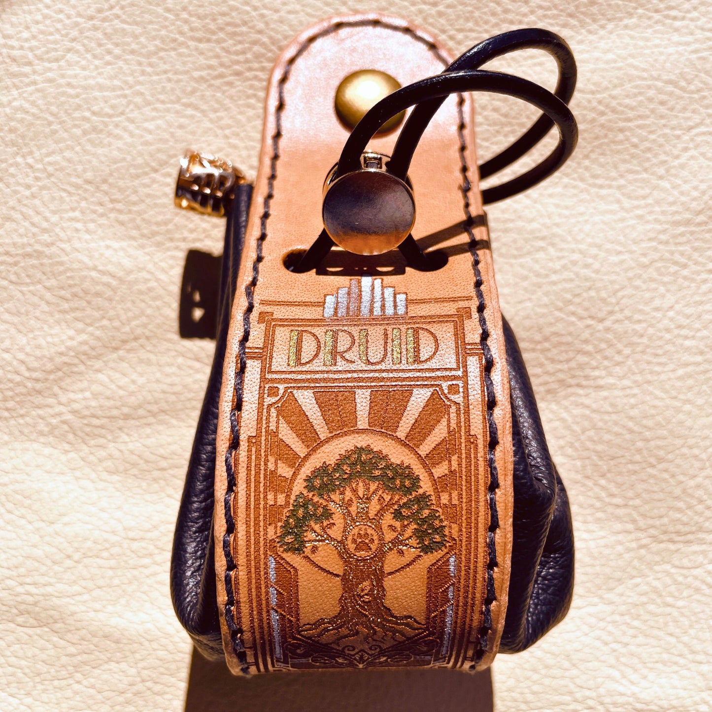 SteamVoyage - sacchetto porta dadi in cuoio e pelle crema, verde, rossa, nera o blu con incisione dipinta a mano di classi base di Dungeons and dragons - druido nero
