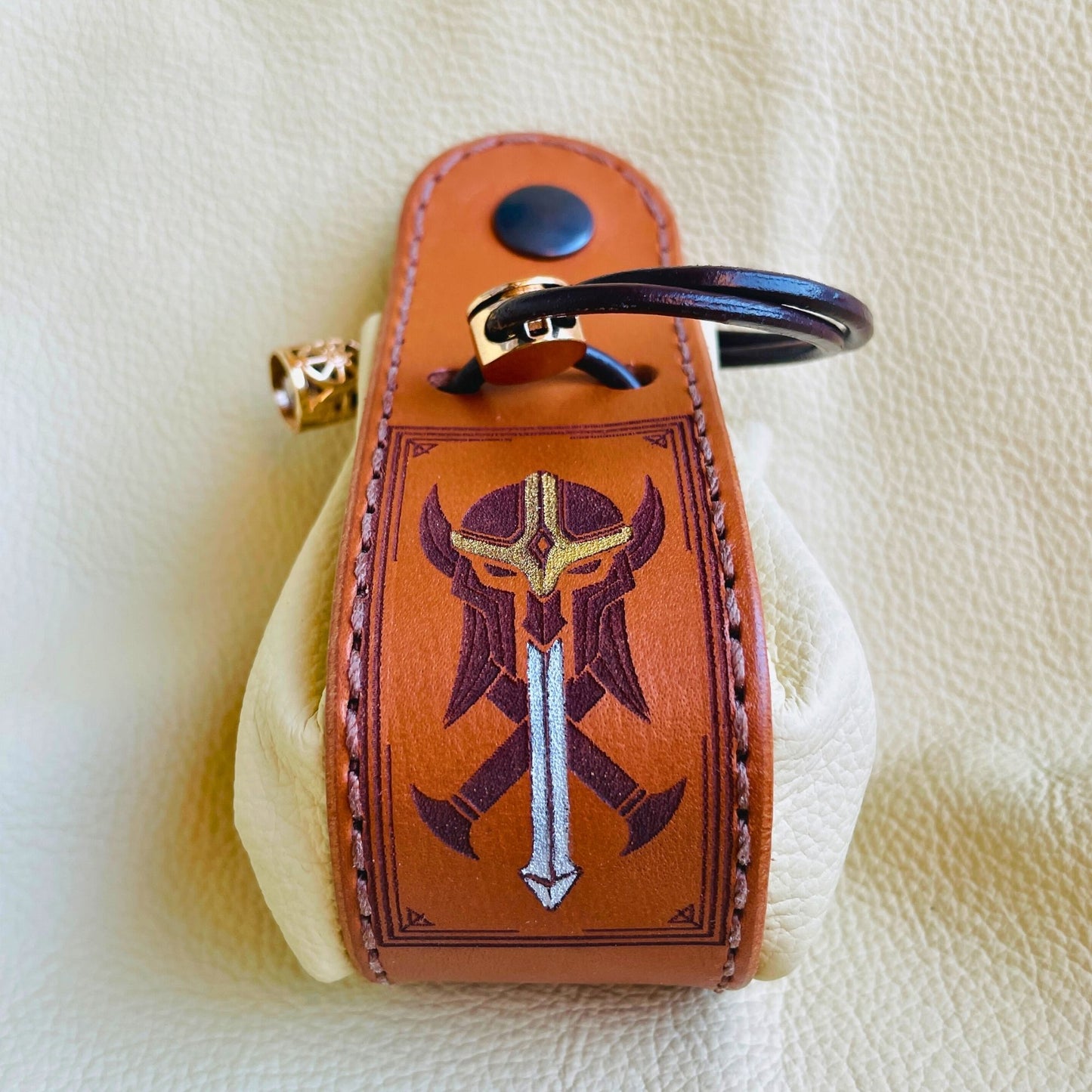 SteamVoyage - sacchetto porta dadi in cuoio e pelle crema, verde, rossa, nera o blu con incisione dipinta a mano di classi base di Dungeons and dragons - bardo, mago, chierico, ladro, guerriero