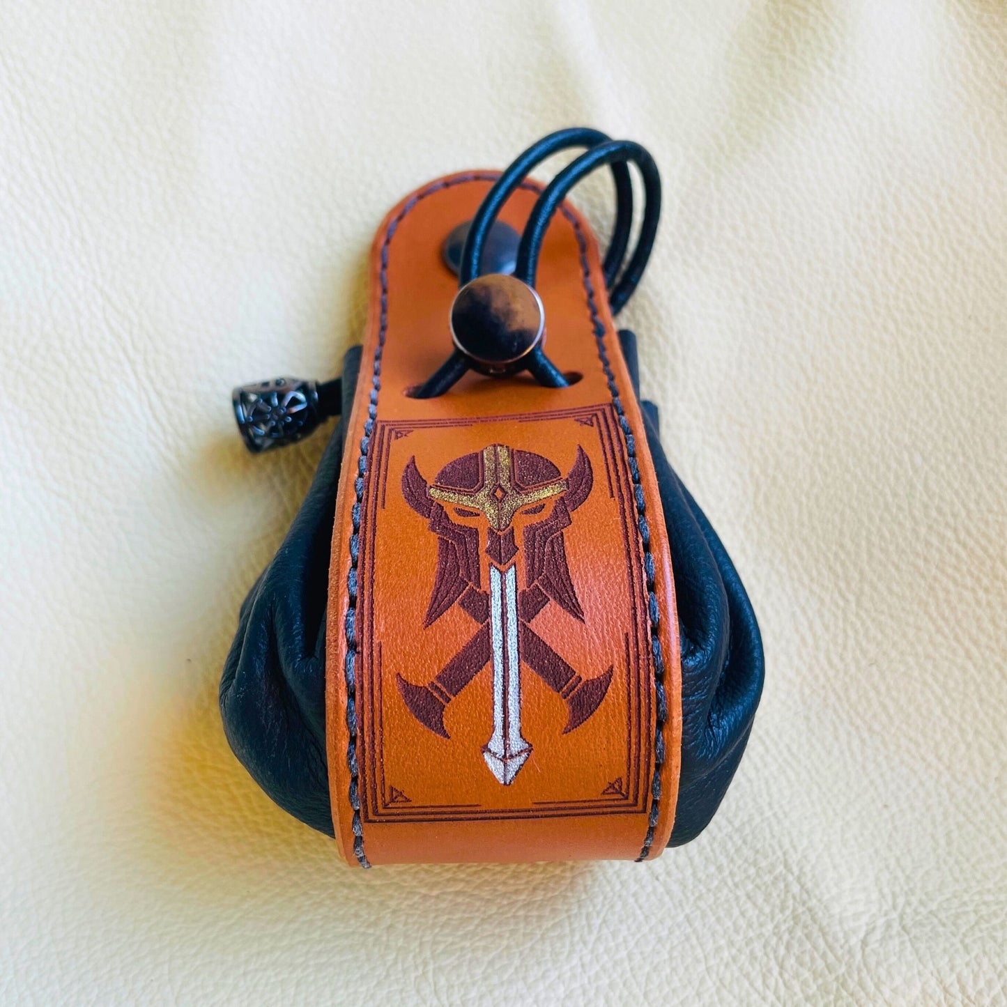 SteamVoyage - sacchetto porta dadi in cuoio e pelle crema, verde, rossa, nera o blu con incisione dipinta a mano di classi base di Dungeons and dragons - bardo, mago, chierico, ladro, guerriero