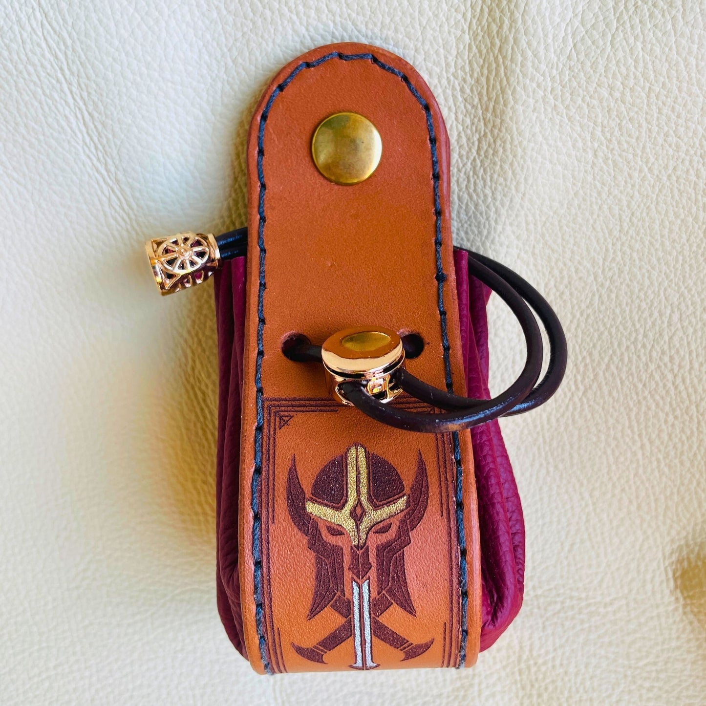 SteamVoyage - sacchetto porta dadi in cuoio e pelle crema, verde, rossa, nera o blu con incisione dipinta a mano di classi base di Dungeons and dragons - bardo, mago, chierico, ladro, guerriero