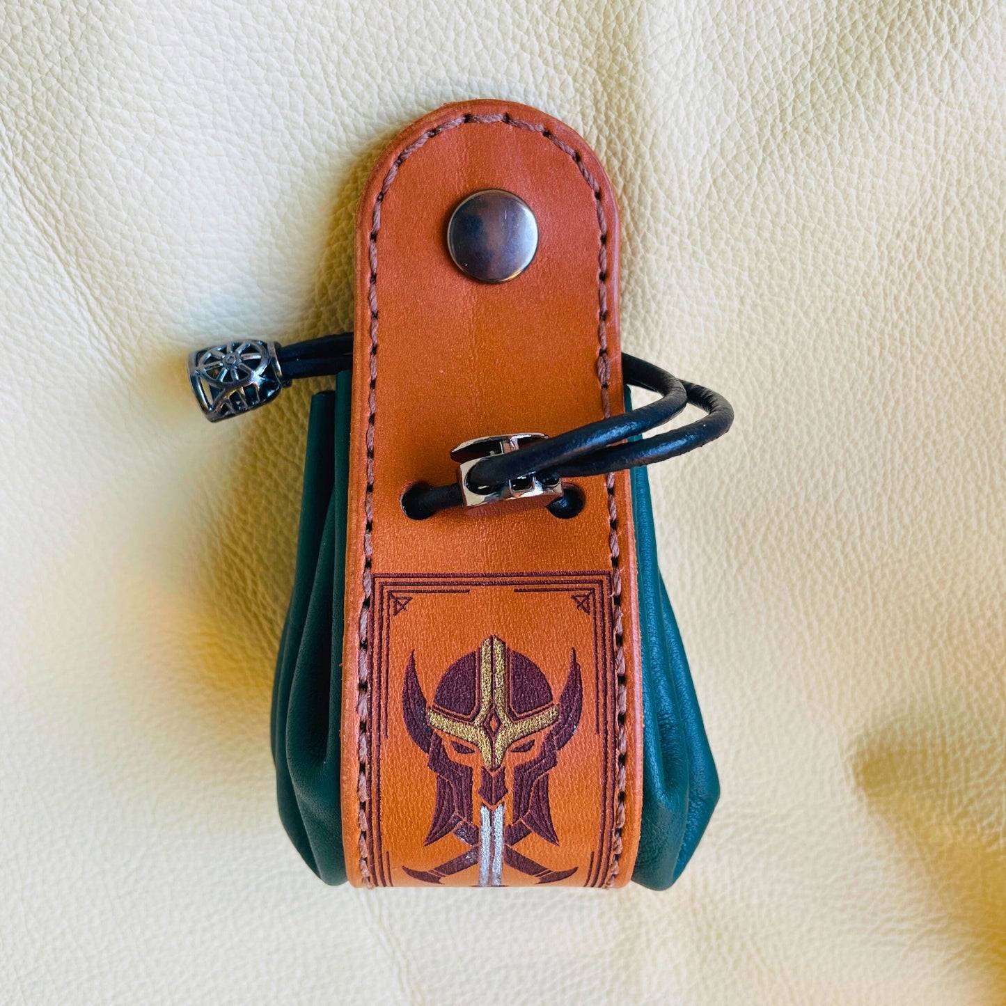 SteamVoyage - sacchetto porta dadi in cuoio e pelle crema, verde, rossa, nera o blu con incisione dipinta a mano di classi base di Dungeons and dragons - bardo, mago, chierico, ladro, guerriero