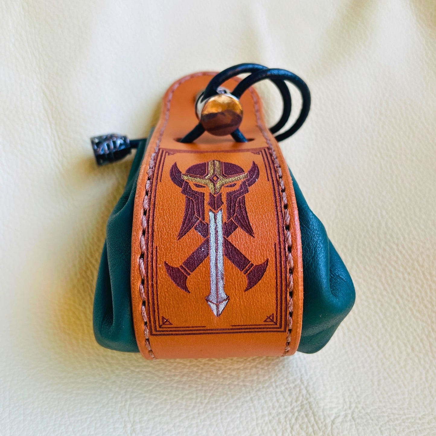 SteamVoyage - sacchetto porta dadi in cuoio e pelle crema, verde, rossa, nera o blu con incisione dipinta a mano di classi base di Dungeons and dragons - bardo, mago, chierico, ladro, guerriero