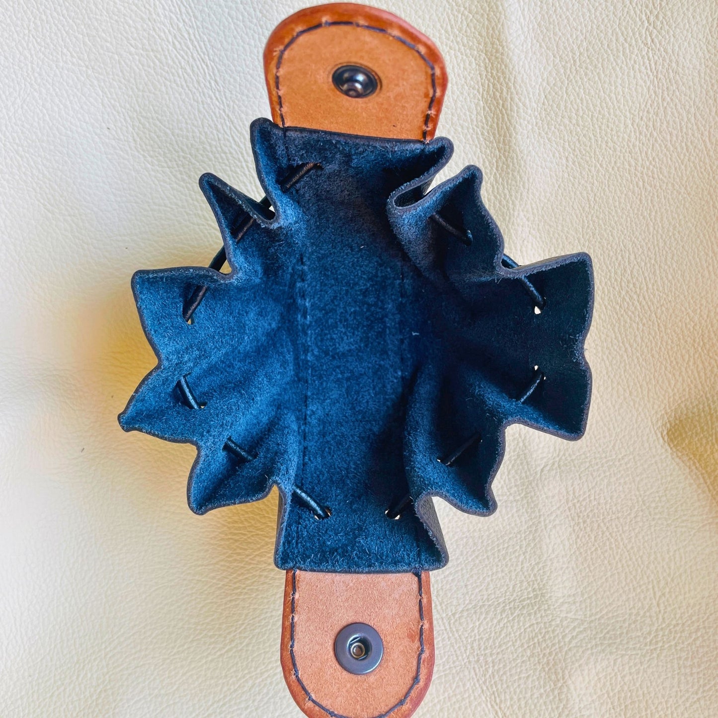 SteamVoyage - sacchetto porta dadi in cuoio e pelle crema, verde, rossa, nera o blu con incisione dipinta a mano di classi base di Dungeons and dragons - bardo, mago, chierico, ladro, guerriero