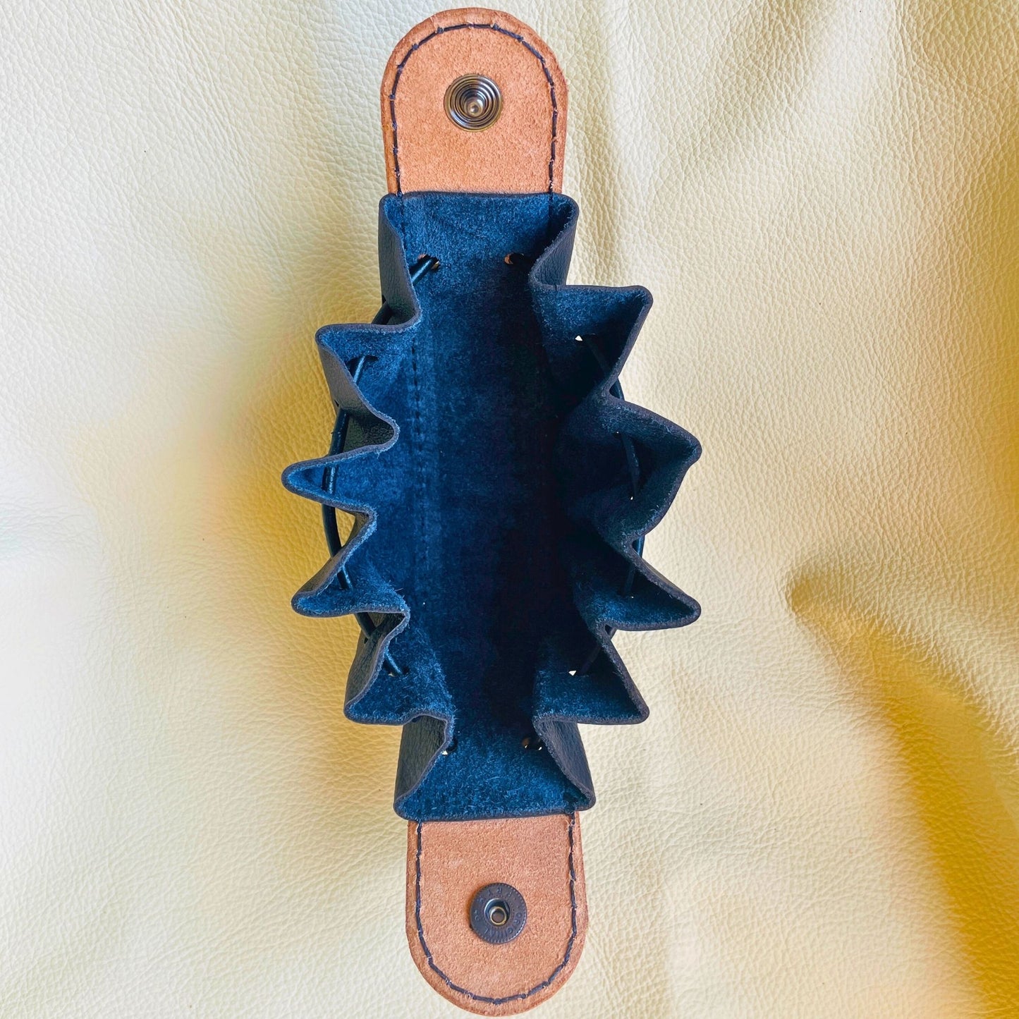 SteamVoyage - sacchetto porta dadi in cuoio e pelle crema, verde, rossa, nera o blu con incisione dipinta a mano di classi base di Dungeons and dragons - bardo, mago, chierico, ladro, guerriero