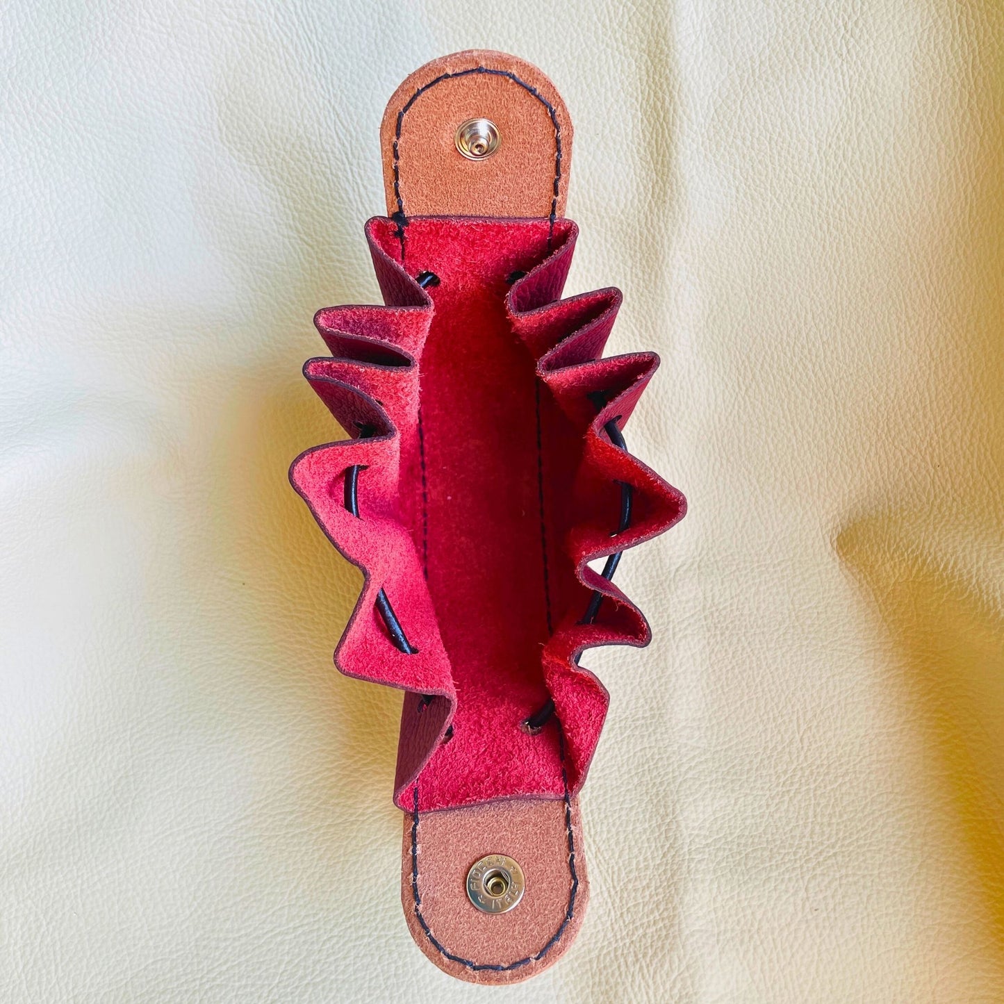 SteamVoyage - sacchetto porta dadi in cuoio e pelle crema, verde, rossa, nera o blu con incisione dipinta a mano di classi base di Dungeons and dragons - bardo, mago, chierico, ladro, guerriero