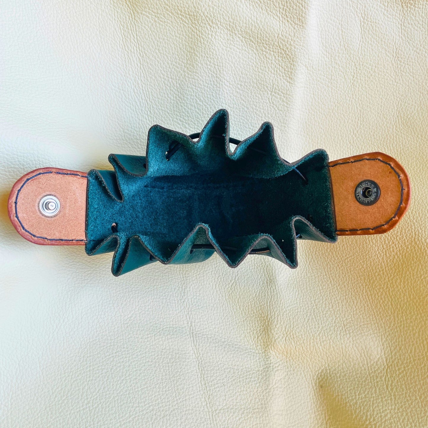 SteamVoyage - sacchetto porta dadi in cuoio e pelle crema, verde, rossa, nera o blu con incisione dipinta a mano di classi base di Dungeons and dragons - bardo, mago, chierico, ladro, guerriero