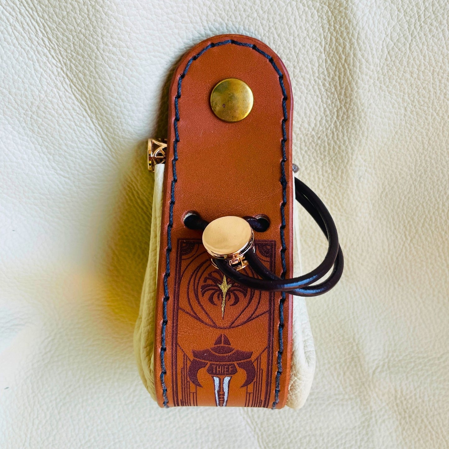 SteamVoyage - sacchetto porta dadi in cuoio e pelle crema, verde, rossa, nera o blu con incisione dipinta a mano di classi base di Dungeons and dragons - bardo, mago, chierico, ladro, guerriero