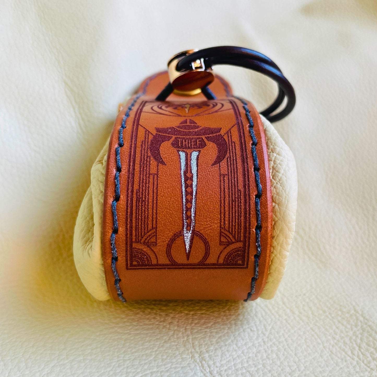 SteamVoyage - sacchetto porta dadi in cuoio e pelle crema, verde, rossa, nera o blu con incisione dipinta a mano di classi base di Dungeons and dragons - bardo, mago, chierico, ladro, guerriero