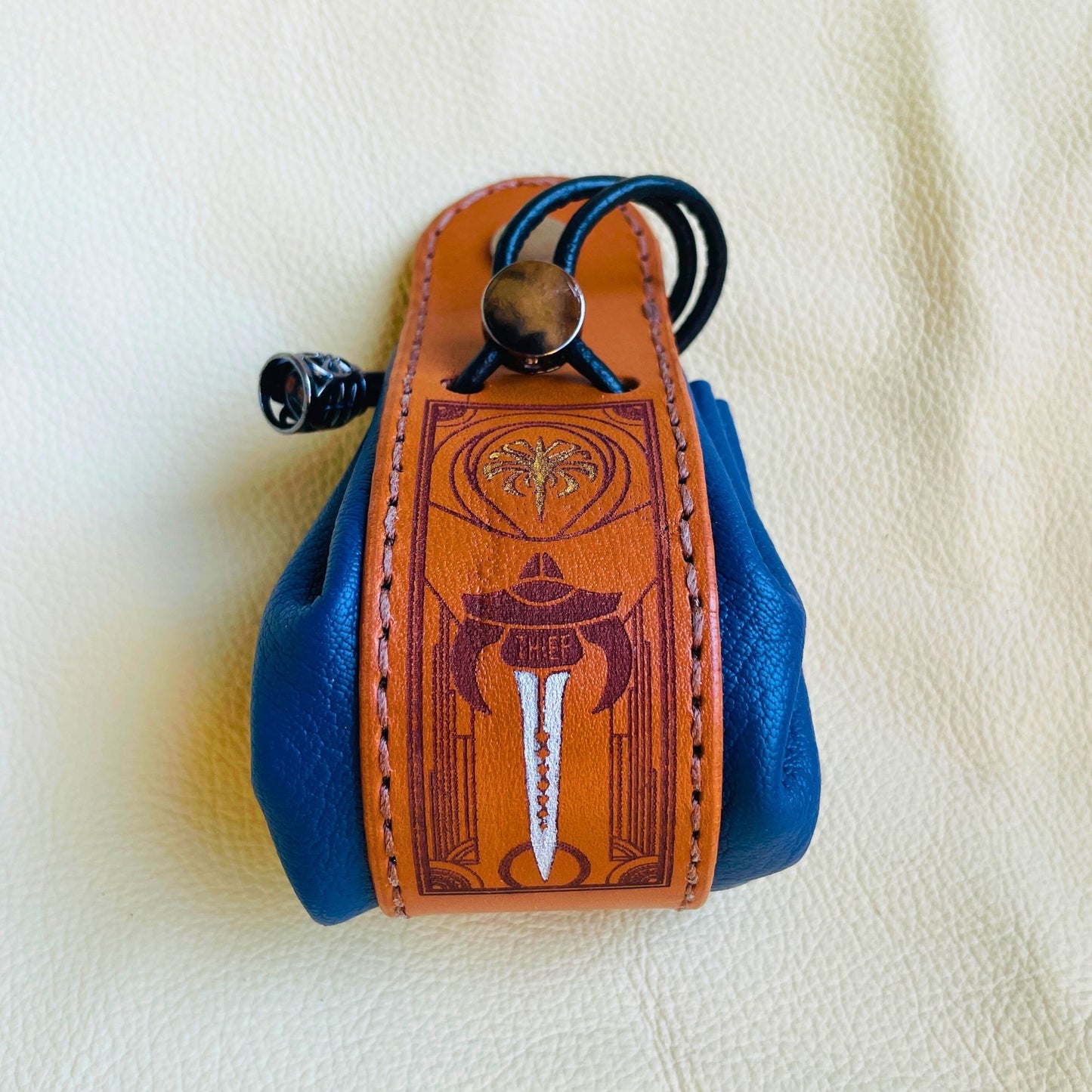 SteamVoyage - sacchetto porta dadi in cuoio e pelle crema, verde, rossa, nera o blu con incisione dipinta a mano di classi base di Dungeons and dragons - bardo, mago, chierico, ladro, guerriero
