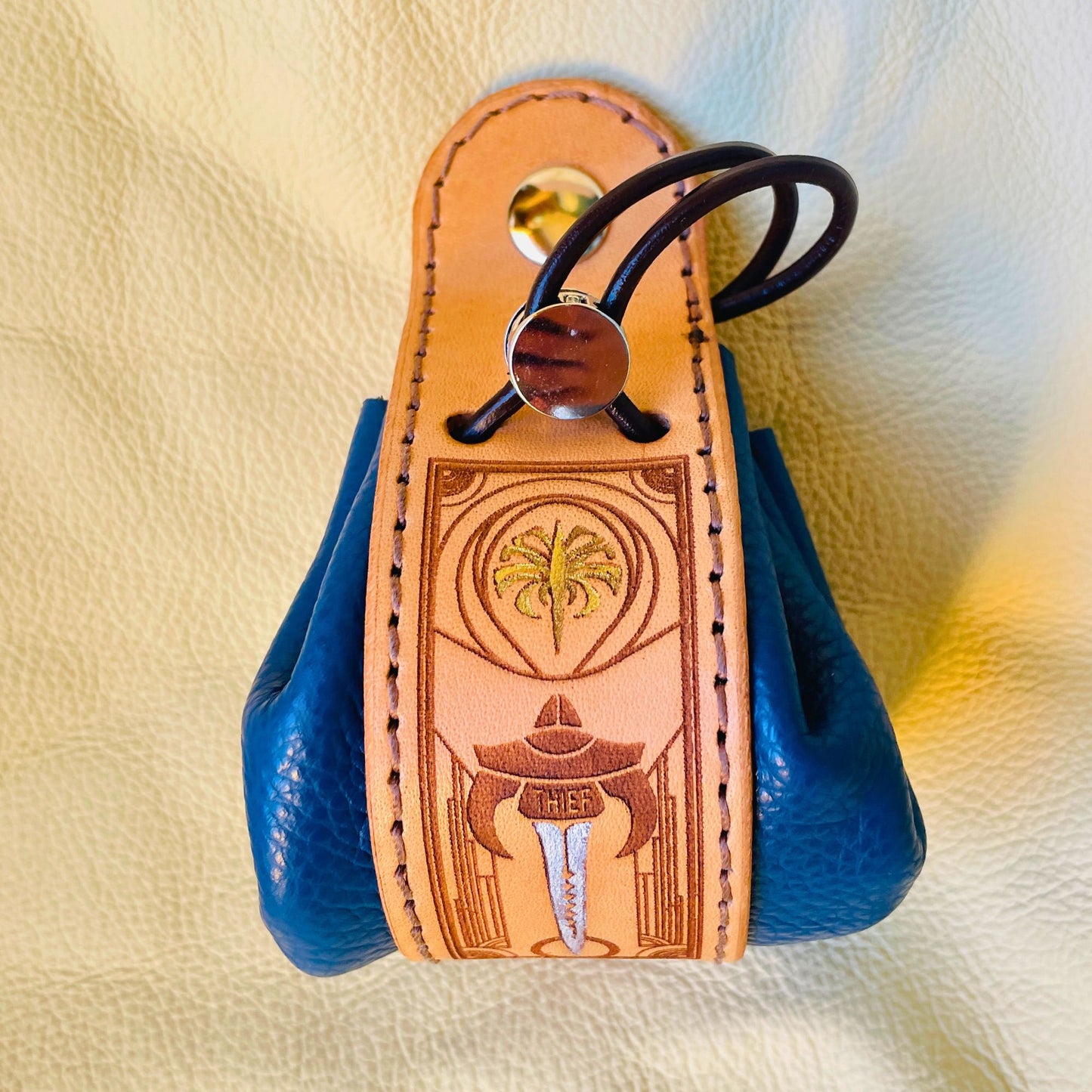 SteamVoyage - sacchetto porta dadi in cuoio e pelle crema, verde, rossa, nera o blu con incisione dipinta a mano di classi base di Dungeons and dragons - ladro blu