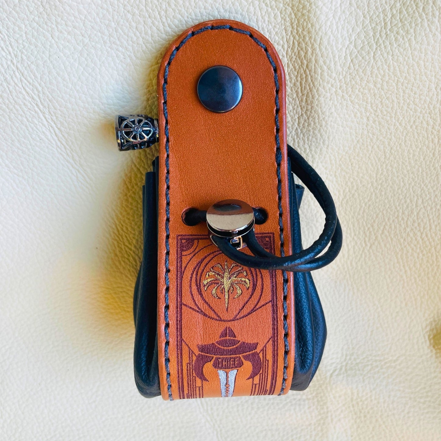 SteamVoyage - sacchetto porta dadi in cuoio e pelle crema, verde, rossa, nera o blu con incisione dipinta a mano di classi base di Dungeons and dragons - bardo, mago, chierico, ladro, guerriero