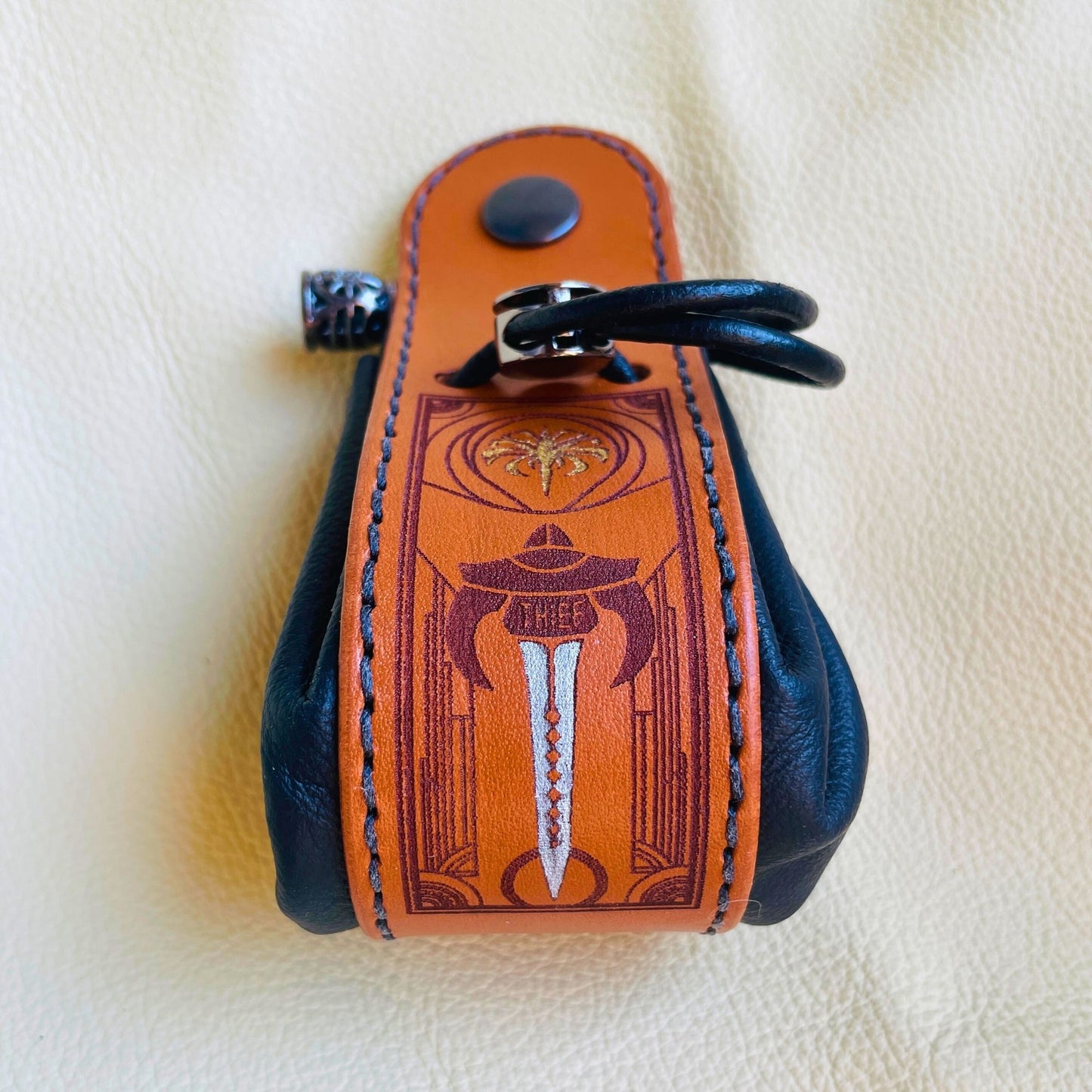 SteamVoyage - sacchetto porta dadi in cuoio e pelle crema, verde, rossa, nera o blu con incisione dipinta a mano di classi base di Dungeons and dragons - bardo, mago, chierico, ladro, guerriero