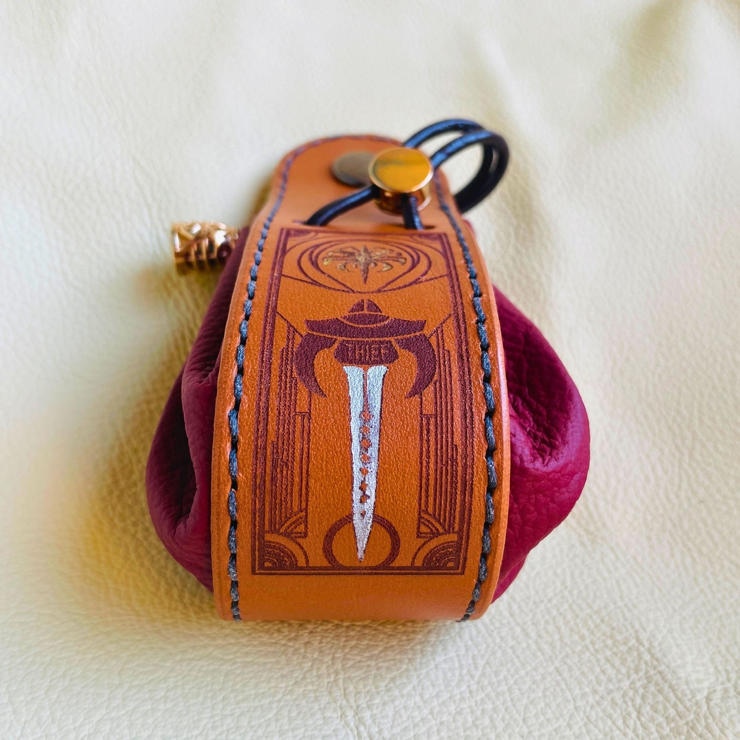 SteamVoyage - sacchetto porta dadi in cuoio e pelle crema, verde, rossa, nera o blu con incisione dipinta a mano di classi base di Dungeons and dragons - bardo, mago, chierico, ladro, guerriero