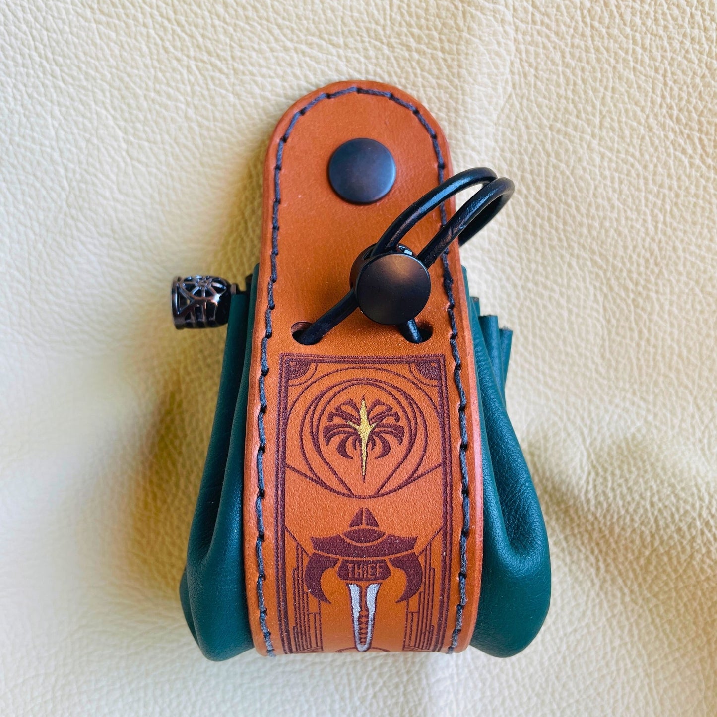 SteamVoyage - sacchetto porta dadi in cuoio e pelle crema, verde, rossa, nera o blu con incisione dipinta a mano di classi base di Dungeons and dragons - bardo, mago, chierico, ladro, guerriero