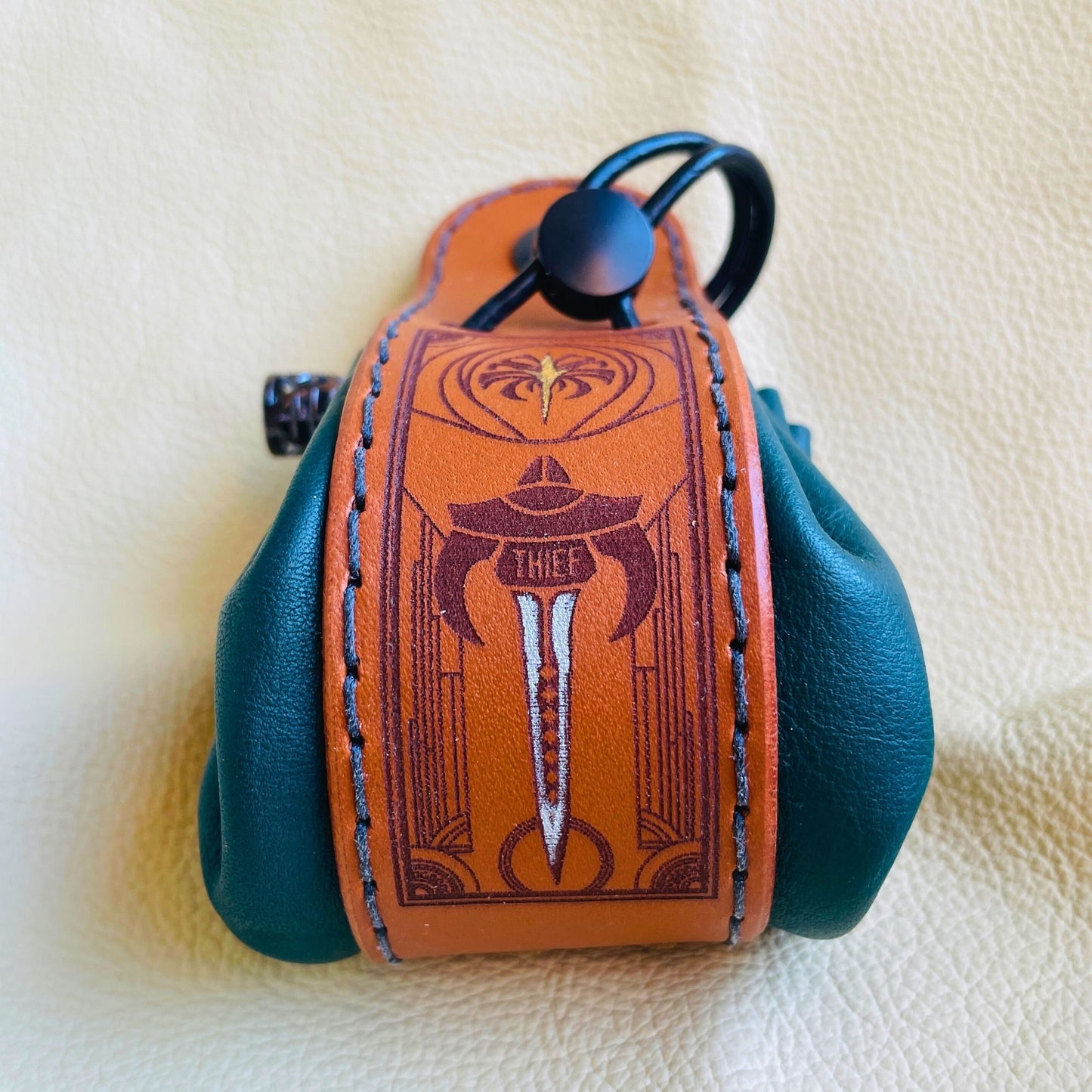 SteamVoyage - sacchetto porta dadi in cuoio e pelle crema, verde, rossa, nera o blu con incisione dipinta a mano di classi base di Dungeons and dragons - bardo, mago, chierico, ladro, guerriero