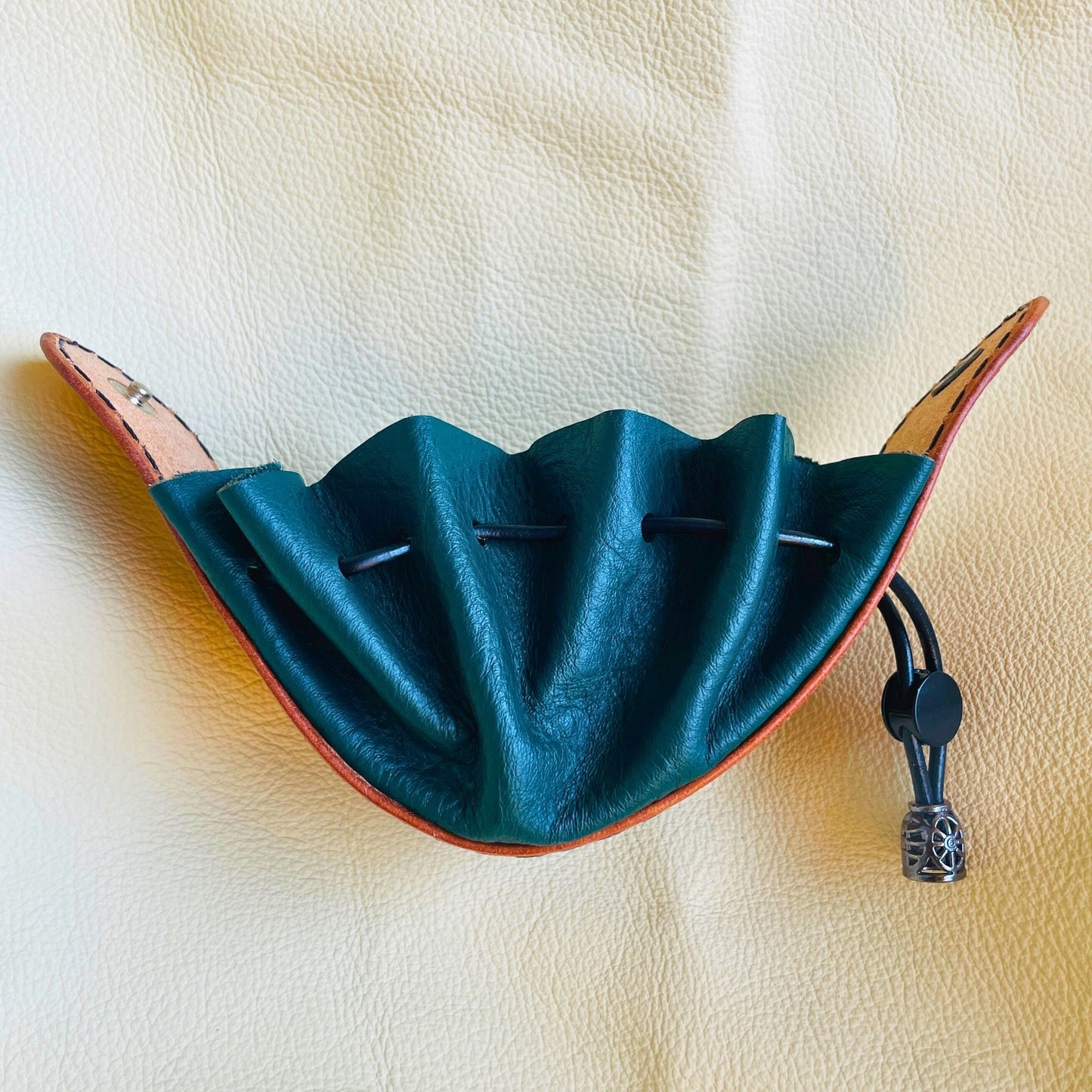 SteamVoyage - sacchetto porta dadi in cuoio e pelle crema, verde, rossa, nera o blu con incisione dipinta a mano di classi base di Dungeons and dragons - bardo, mago, chierico, ladro, guerriero