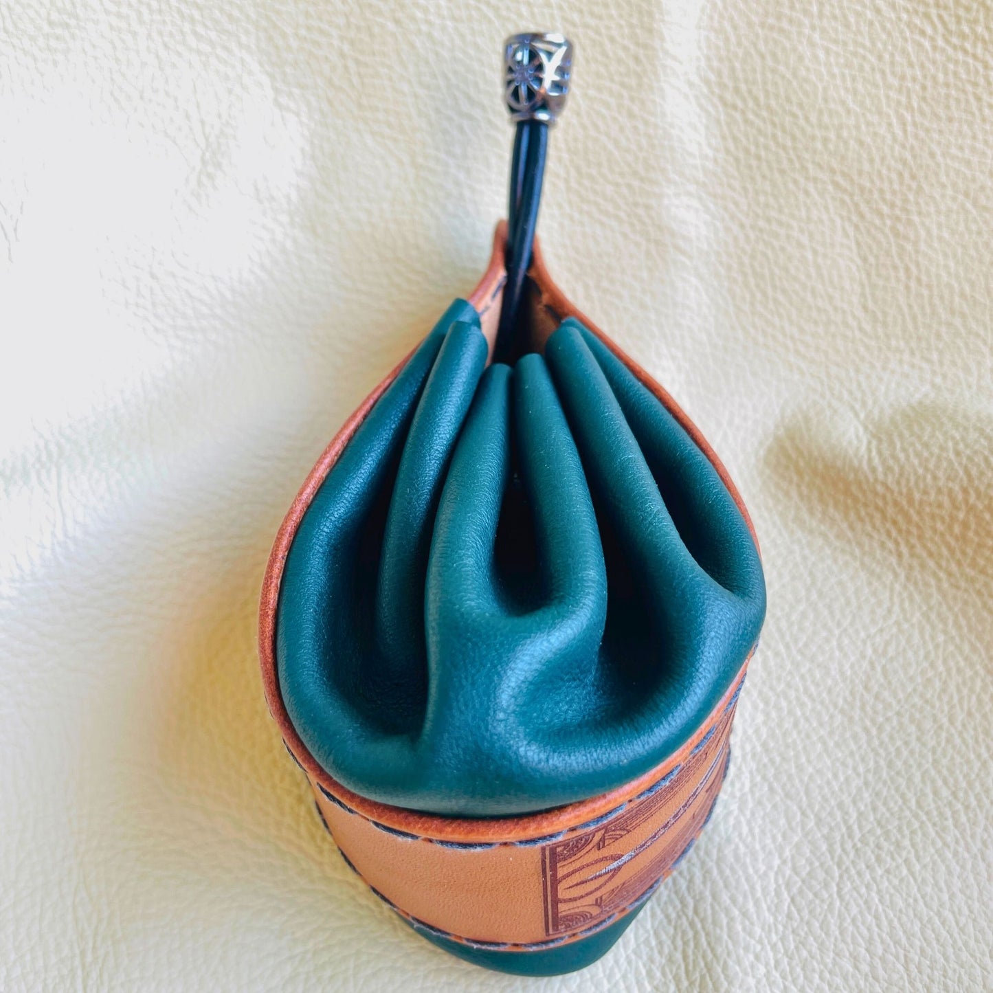 SteamVoyage - sacchetto porta dadi in cuoio e pelle crema, verde, rossa, nera o blu con incisione dipinta a mano di classi base di Dungeons and dragons - bardo, mago, chierico, ladro, guerriero