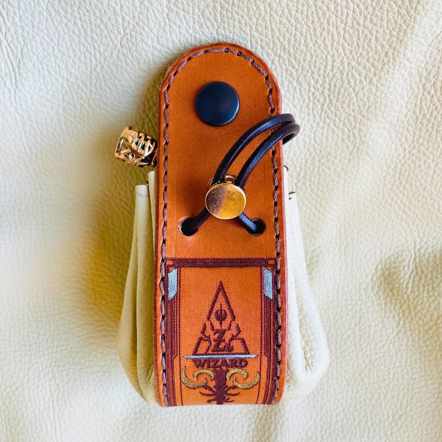 SteamVoyage - sacchetto porta dadi in cuoio e pelle crema, verde, rossa, nera o blu con incisione dipinta a mano di classi base di Dungeons and dragons - bardo, mago, chierico, ladro, guerriero