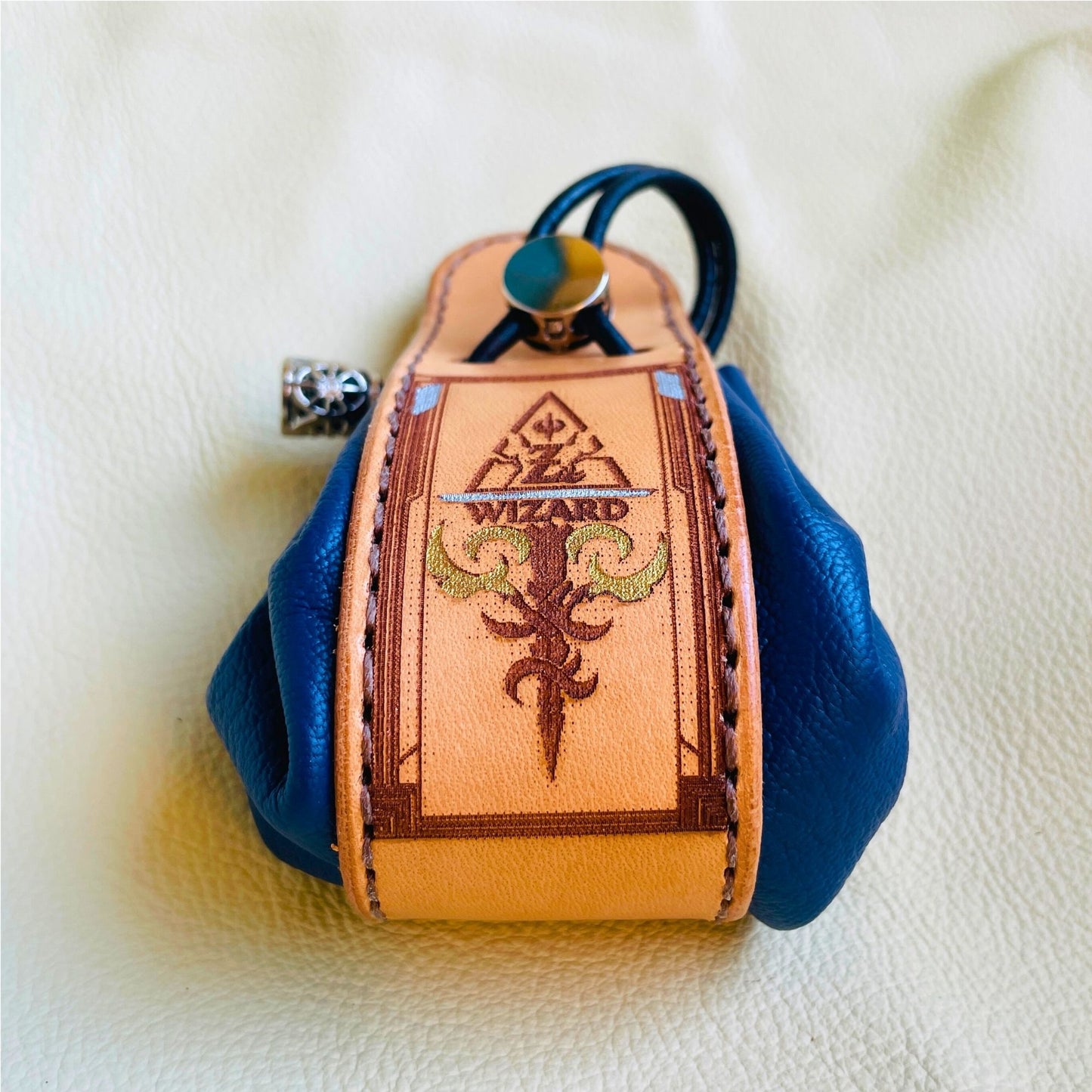 SteamVoyage - sacchetto porta dadi in cuoio e pelle crema, verde, rossa, nera o blu con incisione dipinta a mano di classi base di Dungeons and dragons - bardo, mago, chierico, ladro, guerriero